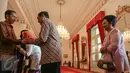 Presiden Jokowi (kiri) berjabat tangan dengan Kepala Staf Kepresidenan Luhut Pandjaitan saat halal bihalal di Istana Negara, Rabu (22/7). Acara tersebut dihadiri sejumlah menteri kabinet kerja dan pimpinan lembaga negara. (Liputan6.com/Faizal Fanani)