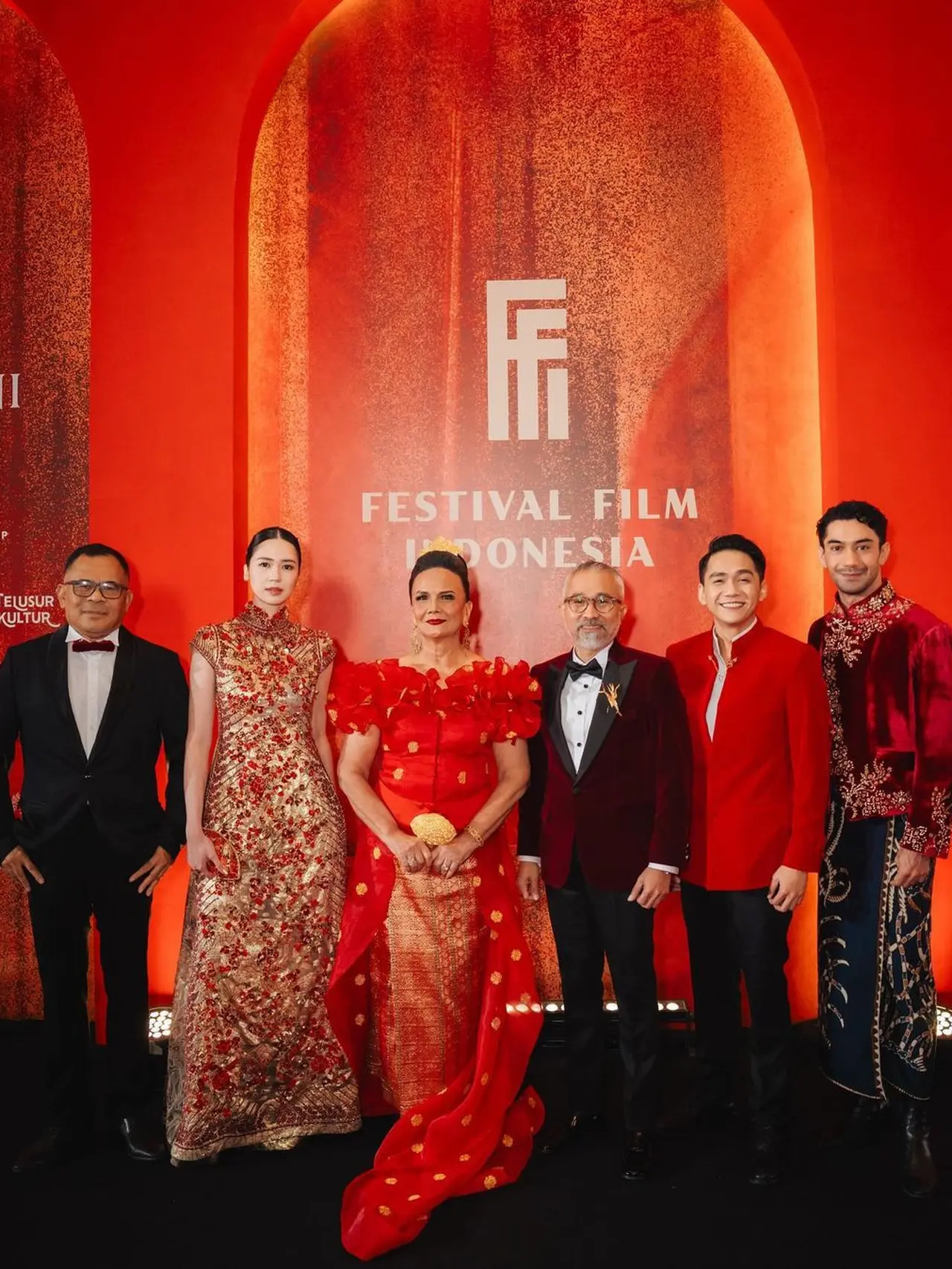 Gaya Elegan Laura Basuki di Festival Film Indonesia 2023