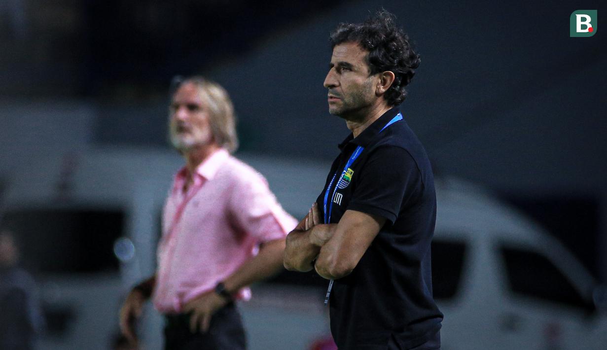 Pelatih kepala Persib Bandung, Luis Milla (kiri) pada laga pekan ketiga BRI Liga 1 2023/2024 antara Persib Bandung melawan Dewa United di Stadion GBLA, Bandung, Jumat (14/07/2023). (Bola.com/Bagaskara Lazuardi)