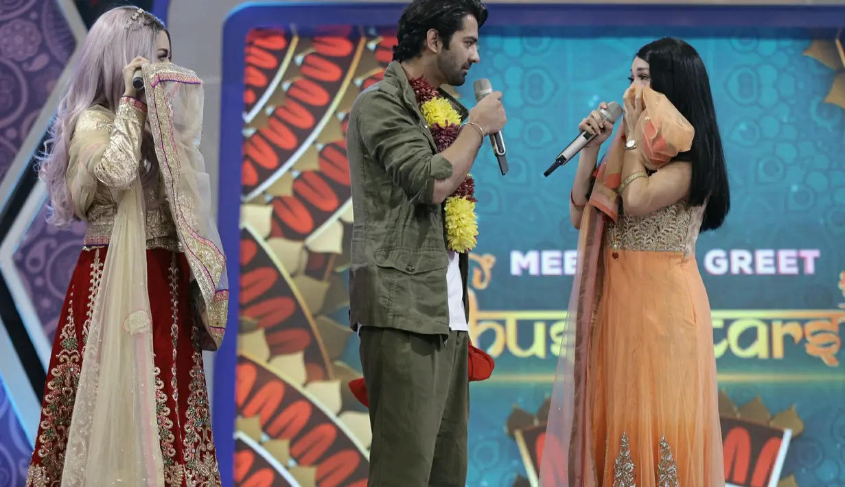 Jeritan histeris para penggemar ketika Barun dan Dallijet naik ke atas panggung. Dallijet siang itu menggunakan busana khas India, sedangkan Barun pakaian kasual. Keduanya menyambut para fansnya dengan lambaian tangan. (Galih W. Satria/Bintang.com)