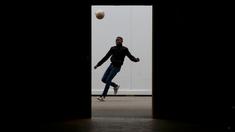 Seorang anak laki-laki migran bermain bola di luar Pusat Pengungsi Federal Swiss Federal di Thun, Swiss, (22/3/2016). (Reuters/Ruben Sprich