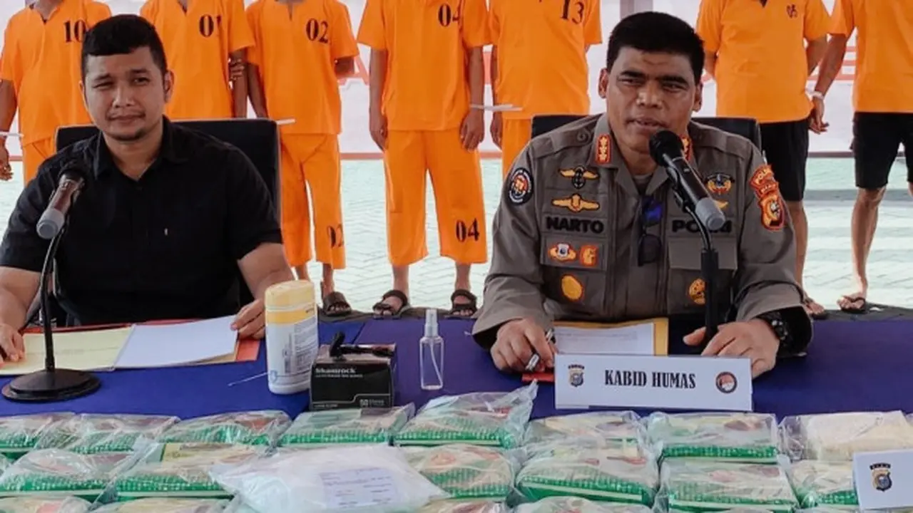 Konferensi pers pengungkapan narkoba jaringan Malaysia oleh Polda Riau.