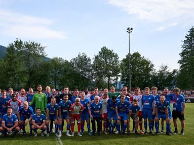 Pemain Bayern Munchen dan FC Rottach-Egern berfoto bersama sebelum dimulainya pertandingan pramusim, Rabu (19/7/2023) WIB. Bayern Munchen menang telak 27-0 saat melawan tim divisi kesembilan Liga Jerman tersebut. (Dok. Bayern Munchen)