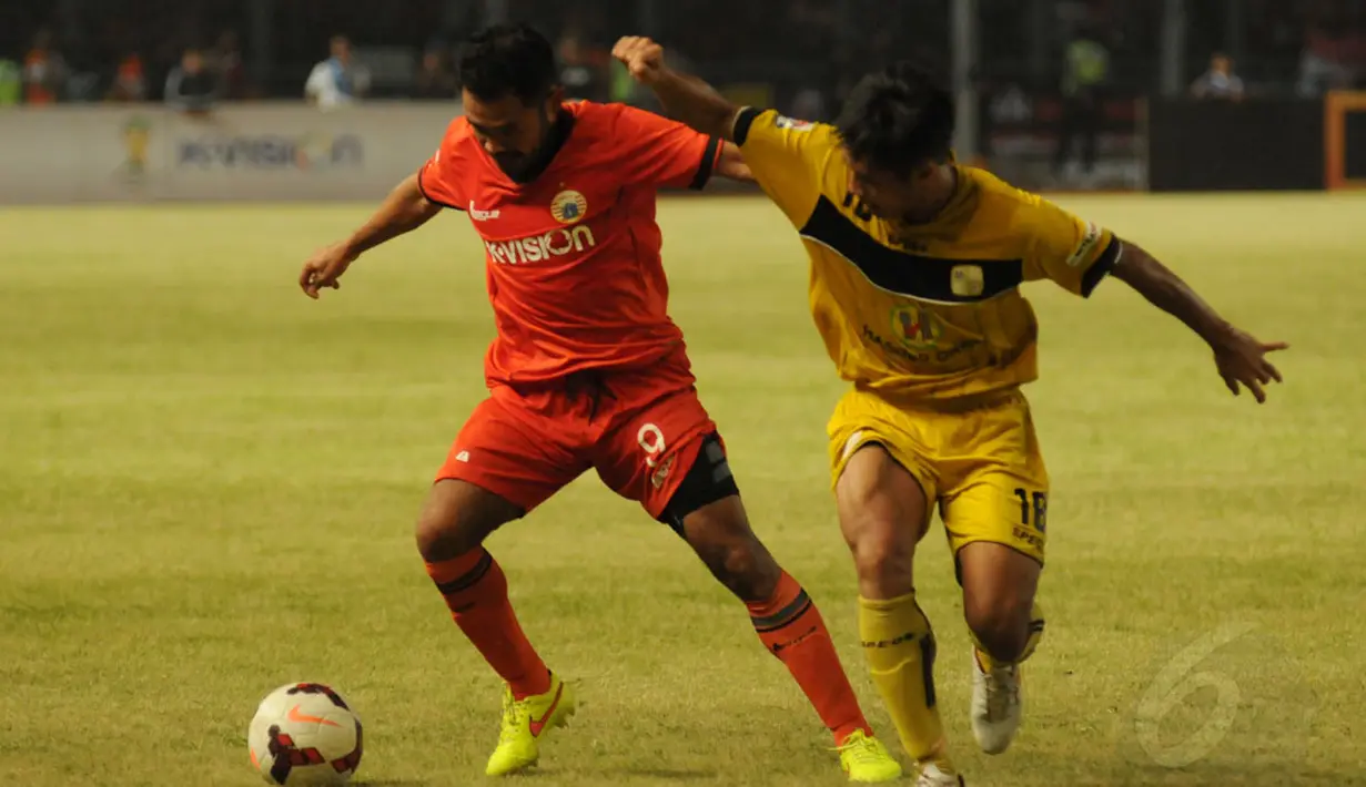 Gelandang Persija, Ponaryo Astaman (kiri), berebut bola dengan pemain belakang Barito Putera, Guntur Ariyadi, saat berlaga di lanjutan Indonesia Super League di Stadion GBK, (5/9/2014). (Liputan6.com/Helmi Fithriansyah) 
