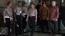 Kapolri Jenderal Tito Karnavian bersama Menhub, Budi Karya Sumadi dan Mendag, Enggartiasto Lukita usai melakukan rapat kordinasi dan teleconference dengan Jajaran Polisi Se Indonesia di Mabes Polri, Jakarta, Selasa (29/11). (Liputan6.com/Johan Tallo)