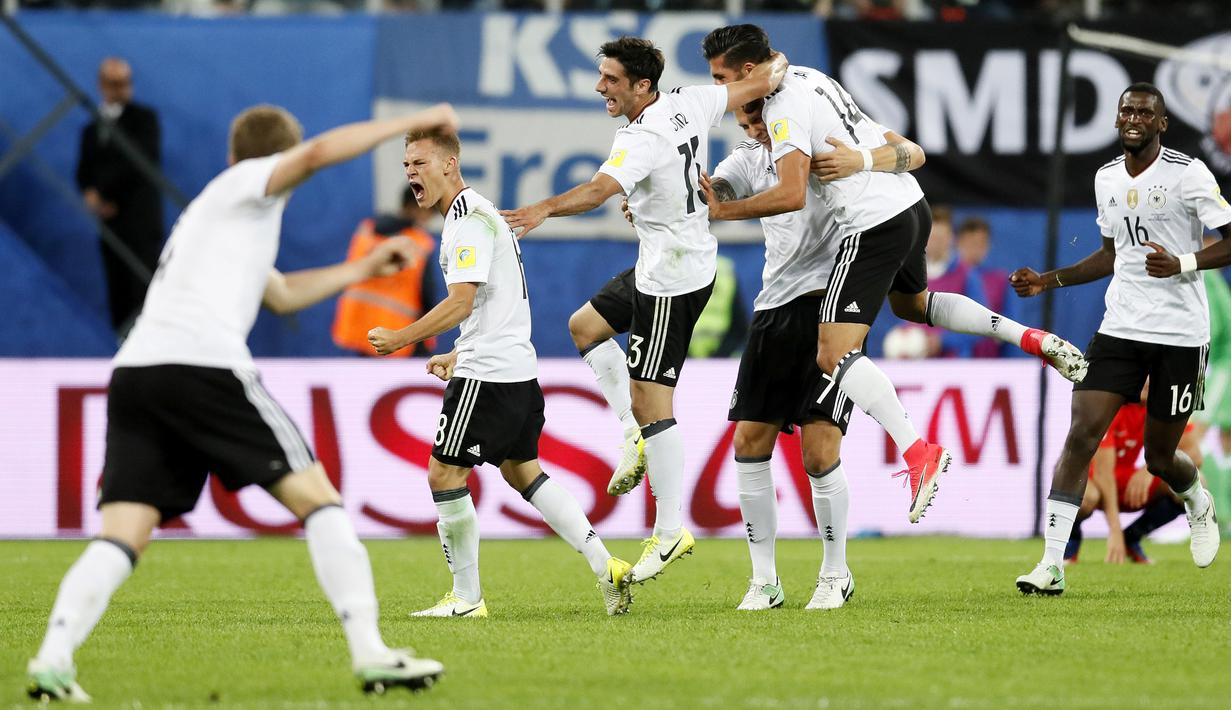 Para pemain Jerman melakukan selebrasi setelah berhasil merebut Piala Konfederasi 2017 dengan mengalahkan Cile di Stadion Saint Petersburg, Rusia, Minggu (3/7/2017). Jerman menang 1-0 atas Cile. (EPA/Yuri Kochetkov)