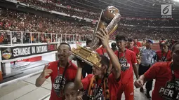 Pemain Persija Jakarta mengangkat Piala Presiden 2018 dihadapan penonton dan suporter usai laga final melawan Bali United di Stadion Utama GBK, Senayan, Jakarta, Sabtu (17/2). Persija menang 3-0 atas Bali United. (Liputan6.com/Arya Manggala)