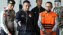 Sebelumnya, Deputi Penindakan dan Eksekusi KPK, Asep Guntur Rahayu, menyebut, pada Jumat (13/3/2026), bahwa Ishfah Abidal Aziz alias Gus Alex memiliki peran dominan dalam pengumpulan fee percepatan ibadah haji khusus dari Penyelenggara Ibadah Haji Khusus (PIHK). Tampak dalam foto, mantan Staf Khusus Menteri Agama (Menag) periode 2020-2024, Yaqut Cholil Qoumas, Ishfah Abidal Aziz alias Gus Alex (kanan) usai menjalani pemeriksaan di Gedung Merah Putih Komisi Pemberantasan Korupsi (KPK), Jakarta, Selasa (17/3/2026). (Liputan6.com/Helmi Fithriansyah)