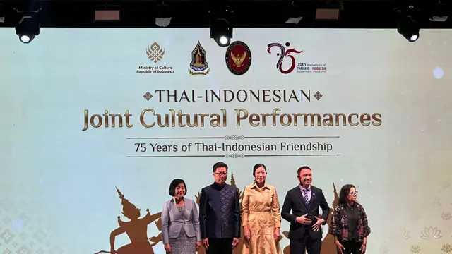 Pertunjukan budaya Thailand dan Indonesia dalam rangka perayaan 75 tahun hubungan diplomatik kedua negara di Gedung Kesenian Jakarta, Kamis (17/7/2025). (Liputan6.com/Benedikta Miranti)