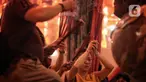 Warga keturunan Tionghoa melaksanakan sembahyang malam Imlek di Klenteng Boen San Bio,Kota Tangerang, Banten, Jumat (9/2/2024). (Liputan6.com/Angga Yuniar)