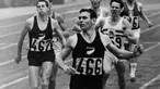 Legenda Atletik dari Selandia Baru, Peter Snell saat melintasi garis finis di Olimpiade Tokyo tahun 1964. Singlet yang dikenakan Peter ini terjual saat lelang dengan harga 100 Ribu Dolar Amerika. (AFP Photo)