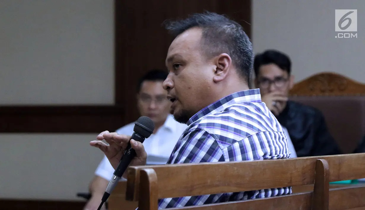 Irvanto Hendra Pambudi menjawab pertanyaan saat menjadi saksi sidang lanjutan dugaan suap proyek Bakamla dengan terdakwa Fayakhun Andriadi di Pengadilan Tipikor, Jakarta, Rabu (19/9). Sidang mendengar keterangan saksi. (Liputan6.com/Helmi Fithriansyah)
