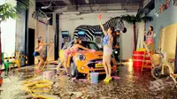 Para gadis bersenang-senang sambil mencuci mobil yang diproduksi oleh BMW tersebut. 