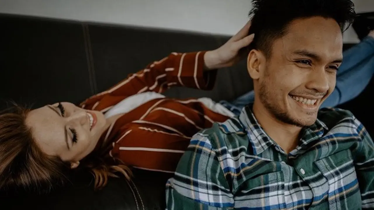 Randy Pangalila dan Istri