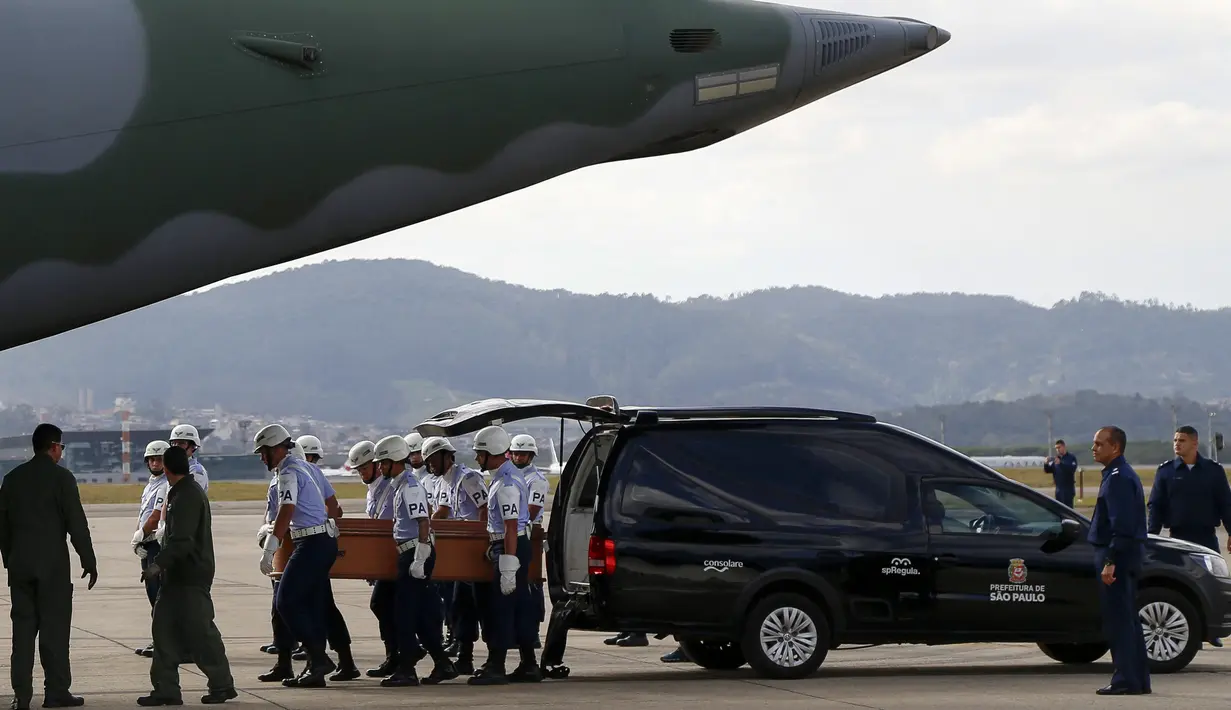 Penyebab yang menyebabkan pesawat turboprop ATR-72 buatan Prancis yang dioperasikan oleh maskapai regional Voepass jatuh dengan posisi mendatar ke tanah masih belum diketahui. (Miguel SCHINCARIOL / AFP)
