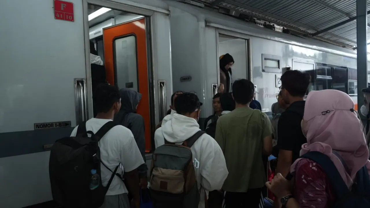 Para penumpang bersiap masuk ke dalam kereta api di Staisun Jember (Istimewa)