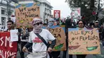 Pengunjuk rasa dari kalangan jurnalis, mahasiswa, dan warga melakukan aksi solidaritas menentang pencegatan kapal-kapal yang berpartisipasi dalam armada Global Sumud Flotilla, sebuah misi bantuan kemanusiaan warga sipil ke Gaza melalui laut, di Bandung, Jawa Barat, pada Selasa 19 Mei 2026. (Timur Matahari/AFP)
