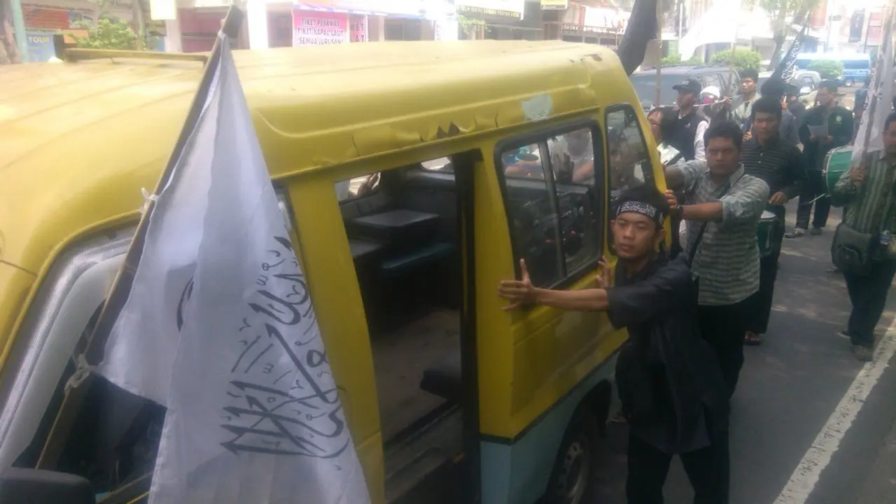 Tolak Kenaikan BBM, Mahasiswa Dorong Motor dan Mobil