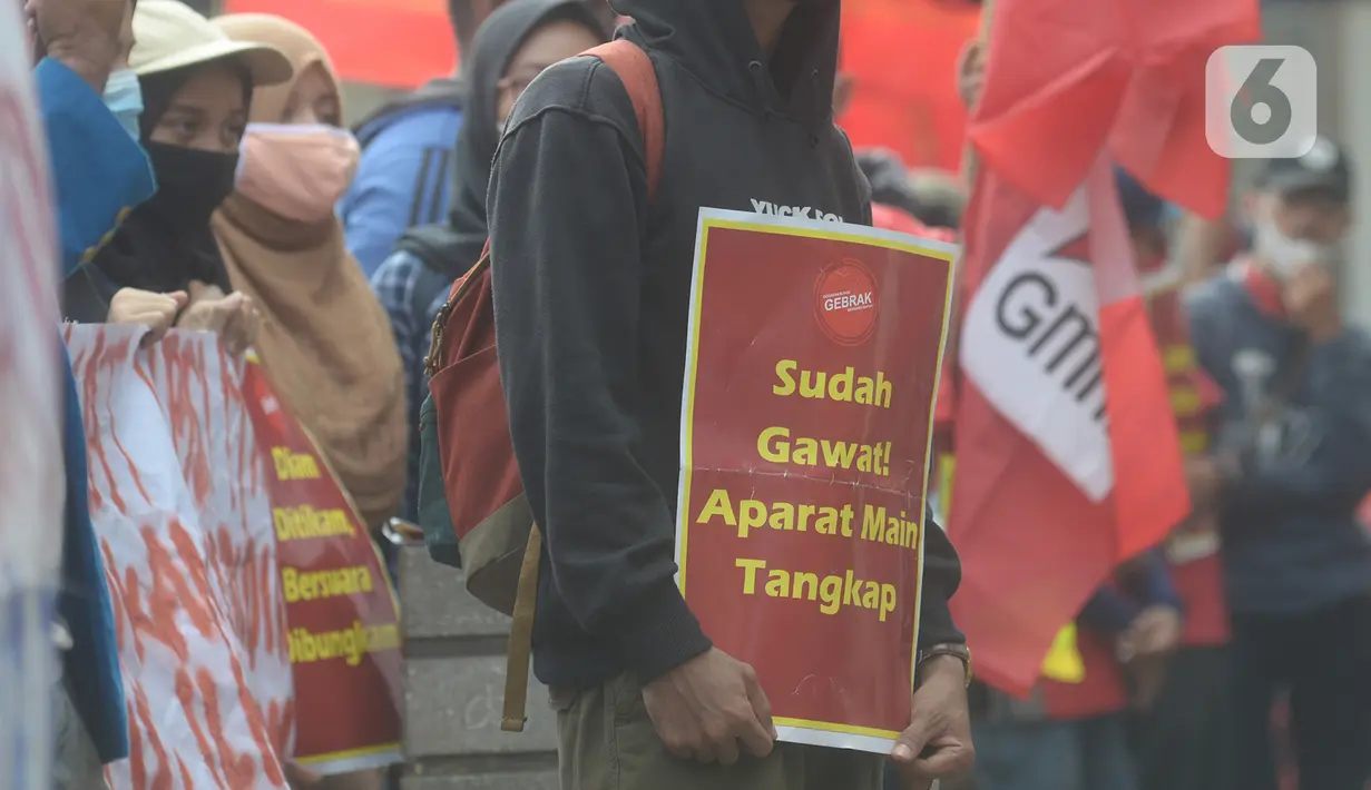 Massa buruh, mahasiswa dan pelajar berunjuk rasa di depan gedung Kementerian Pendidikan dan Kebudayaan, Jakarta, Selasa (17/11/2020). Selain menuntut pencabutan UU Ciptaker, mereka juga meminta pemerintah menggratiskan biaya pendidikan selama masa pandemi Covid-19. (merdeka.com/Imam Buhori)
