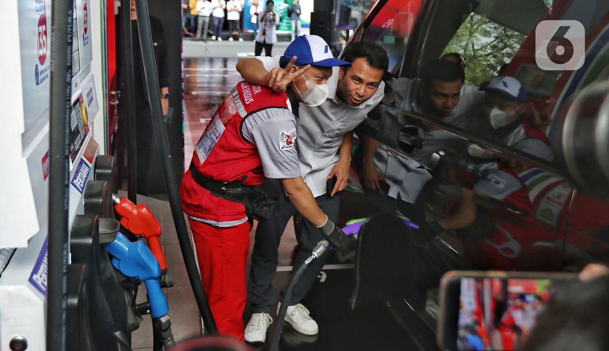 Raffi Ahmad merupakan orang pertama yang membeli Pertamax Green. "Iya," katanya di SPBU MT Haryono. (Liputan6.com/Angga Yuniar)