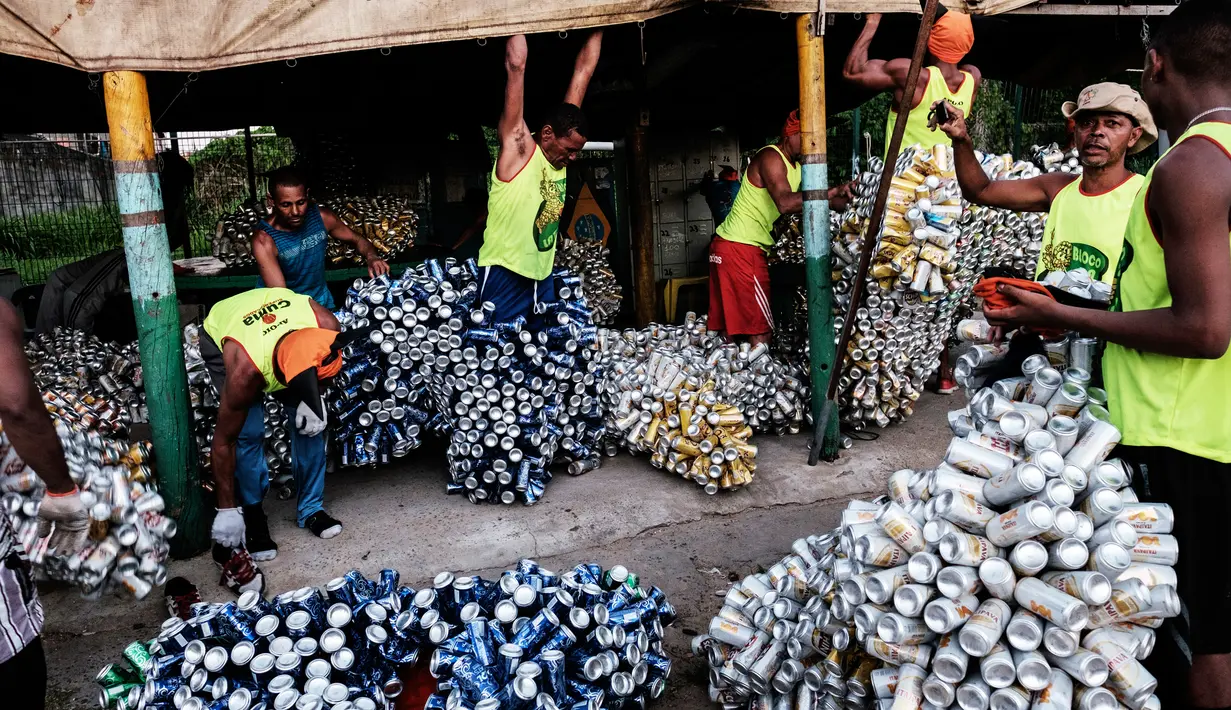 Kelompok parade Bloco Da Latinha sedang beristirahat setelah mengikuti karnaval di Madre de Deus, Brasil (9/2/2016). Para peserta "Bloco da Latinha" mengumpulkan botol selama 2 bulan sebelum karnaval dimulai. (AFP Photo/Yasuyoshi Chiba)