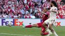 Denmark balik menekan di 10 menit akhir, Braithwaite nyaris mencetak gol di menit ke-87. Setelahnya, beberapa peluang matang Denmark menyulitkan Belgia. (Foto: AP/Pool/Martin Meissner)