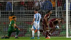 Penyerang Venezuela, Salomon Rondon (kanan) melakukan selebrasi setelah mencetak gol pada pertandingan sepak bola kualifikasi Piala Dunia FIFA 2026 zona Amerika Selatan melawan Argentina di stadion Monumental de Maturin, Venezuela, pada Kamis 10 Oktober 2024 atau Jumat (11/10/2024) pagi WIB. (JUAN BARRETO/AFP)