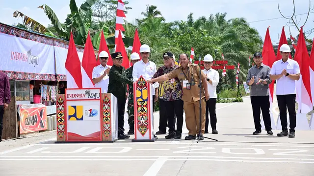 Jokowi meresmikan pelaksanaan Instruksi Presiden (Inpres) untuk pengembangan infrastruktur jalan di Provinsi Kalimantan Timur, Jumat (1/3/2024).