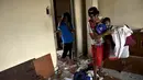 Beberapa wanita terlihat asyik mengumpulkan sisa puing bangunan di Jalan Jatinegara Barat, Jakarta, (29/8/14). (Liputan6.com/Miftahul Hayat)