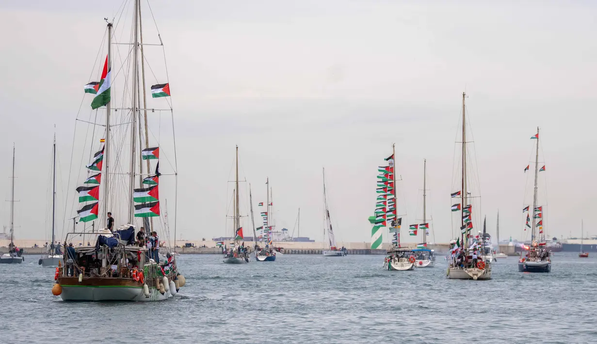 Untuk diketahui, Pelabuhan Barcelona, Spanyol, merupakan satu dari empat titik kumpul ribuan relawan dan aktivis GSF untuk memulai misi pelayaran kemanusian menembus blokade Gaza tahun ini. Tampak dalam foto, kapal-kapal yang membawa aktivis dan bantuan kemanusiaan untuk warga Palestina di Gaza bermanuver di pelabuhan selama acara pelepasan simbolis sebagai bagian dari Global Sumud Flotilla, di Barcelona, Spanyol, Minggu, 12 April 2026. (AP Photo/Joan Mateu Parra)