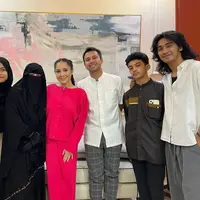 Abidzar Al Ghifari anak mendiang Ustaz Jeffry Al Buchori dan Ummi Pipik  genap berusia 22 tahun. Pada momen ultahnya, anak kedua Ummi Pipik ini mendapatkan hadiah motor dari Raffi Ahmad. [Instagram/_ummi_pipik_]