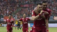 Striker Persija Jakarta, Marko Simic, merayakan gol yang dicetaknya ke gawang Barito Putera pada laga Liga 1 di Stadion Patriot, Jawa Barat, Selasa (30/10). Persija menang 3-0 atas Barito. (Bola.com/Vitalis Yogi Trisna)