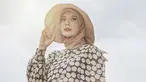 Gaya hijab sederhana dan dipadukan dengan sebuah topi ini bisa dijadikan sebagai inspirasi saat berlibur. Penampilan Zaskia Sungkar satu ini diketahui saat tengah menjalani maternity shoot di pantai Bali. (Liputan6.com/IG/@zaskiasungkar15)