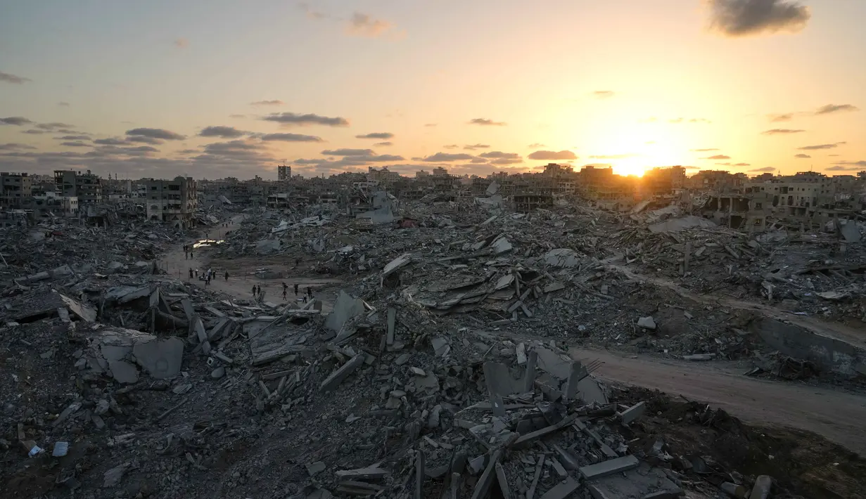 Untuk diketahui, tahap pertama rencana perdamaian meliputi penghentian penuh pertempuran, penarikan pasukan Israel dari Gaza, akses masuk bantuan kemanusiaan serta pertukaran tahanan dan sandera. (AP Photo/Abdel Kareem Hana)