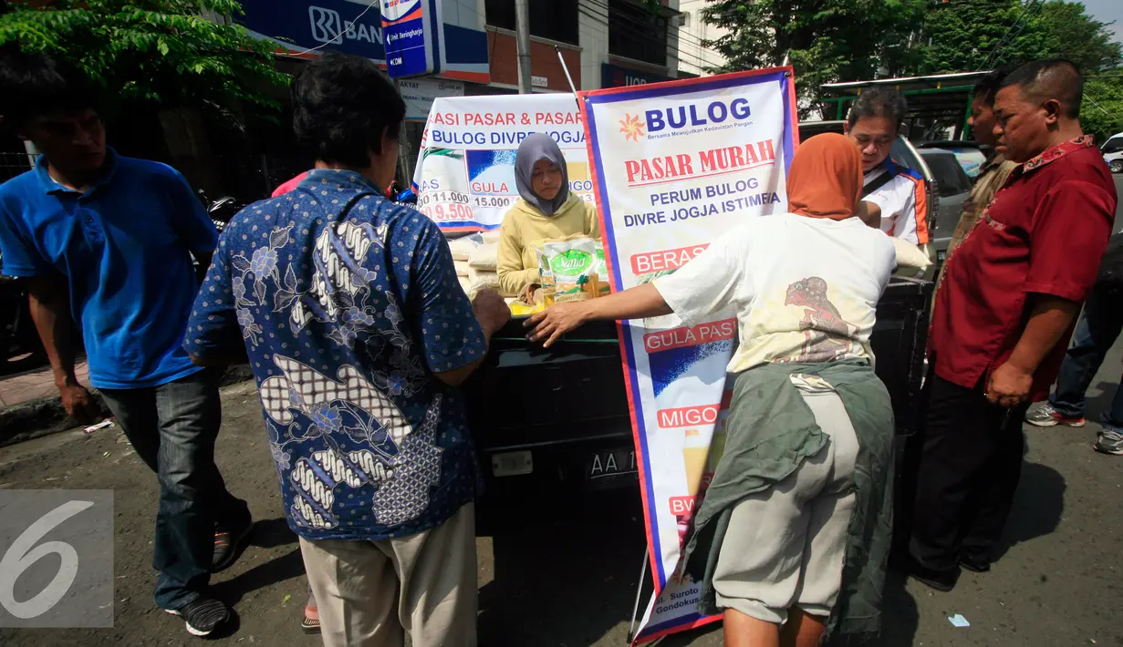 Sejumlah pembeli berbelanja pada operasi pasar murah Bulog DIY di pasar Beringharjo, Yogyakarta, (25/5). Operasi pasar tersebut di jual bererapa bahan kebutuhan pokok diantaranya,beras,minyak goreng di bawah harga pasaran. (Liputan6.com/Boy Harjanto)