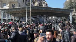 Gelombang pengungsian warga dari kawasan permukiman Sheikh Maqsoud dan Ashrafieh di Kota Aleppo, Suriah, terjadi sejak Rabu 7 Januari 2026. Tampak dalam foto, warga lingkungan Sheikh Maqsud dievakuasi dari zona berbahaya oleh anggota pasukan keamanan pemerintah Suriah, di Aleppo pada Sabtu 10 Januari 2026. (OMAR HAJ KADOUR/AFP)