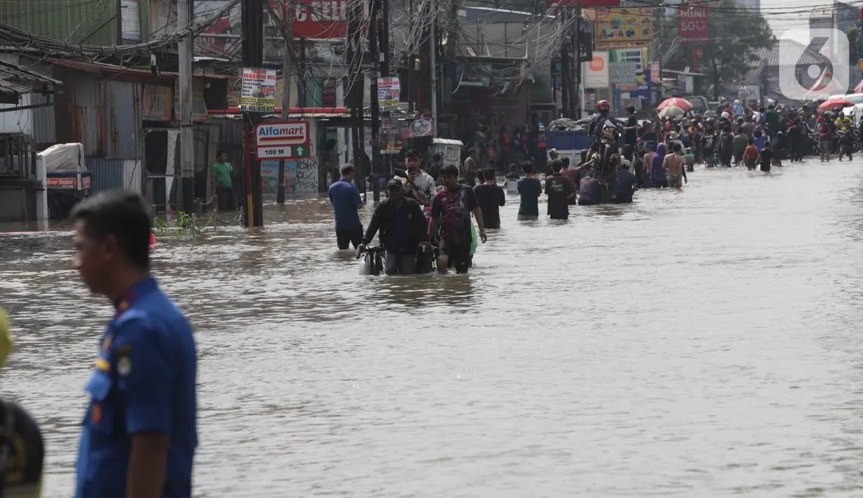 Luapan Kali Angke yang melintasi bawah Jembatan Angke turut memperparah situasi, mendorong air masuk deras hingga ke Komplek Ciledug Indah 1. (Liputan6.com/Angga Yuniar)