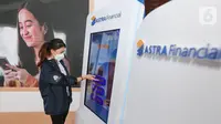 Model bermain games untuk mendapatkan point di pameran Gaikindo Indonesia International Auto Show (GIIAS) ICE BSD City, Tangerang, Senin (15/11/2021). AstraPay hadir sebagai aplikasi pembayaran digital resmi GIIAS yang praktis, cepat dan minim kontak. (Liputan6.com/Fery Pradolo)