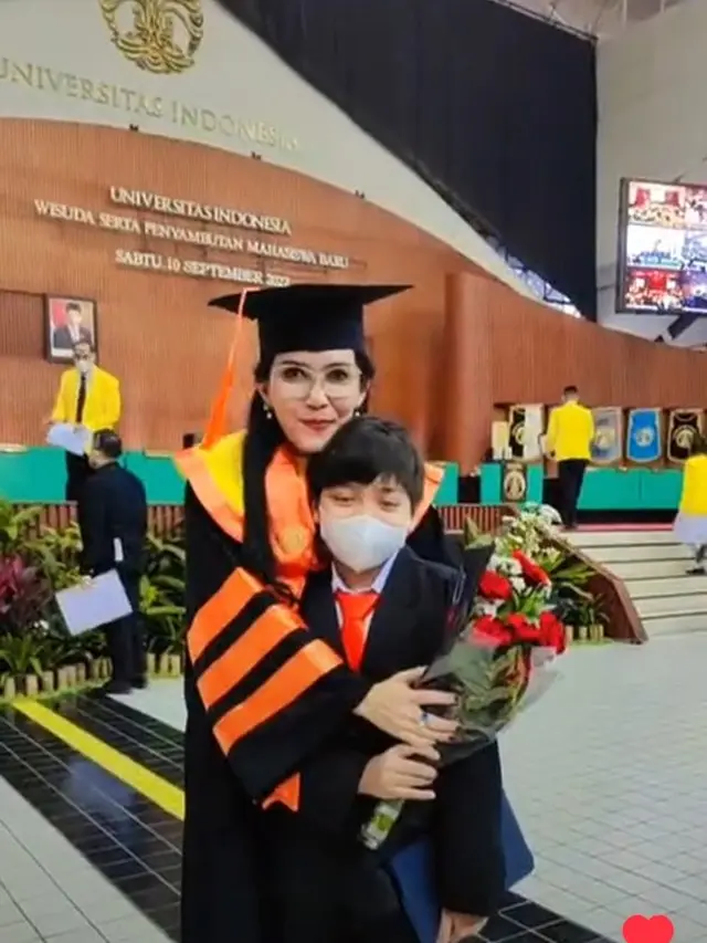 Raih Predikat Cumlaude, Ini 7 Momen Wisuda S3 Rieke Diah Pitaloka