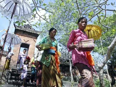 Wanita Bali melintas di dekat lokasi yang akan dikembangkan menjadi resor bintang enam yang dikelola oleh Trump Organization di Beraban, Bali, Rabu (12 /4). Trump berencana akan membangun sebuah Hotel megah yang menjulang ke Samudra Hindia. (AP Photo)