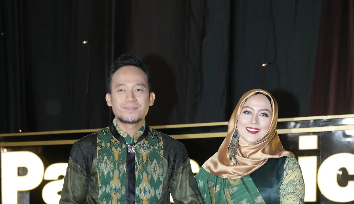 Istri presenter dan komedian, Denny Cagur, Santi Widihastuti tampil mengenakan hijab. Ini kali pertamanya Santi menghadiri acara tampil dengan hijabnya. (Galih W. Satria/Bintang.com)