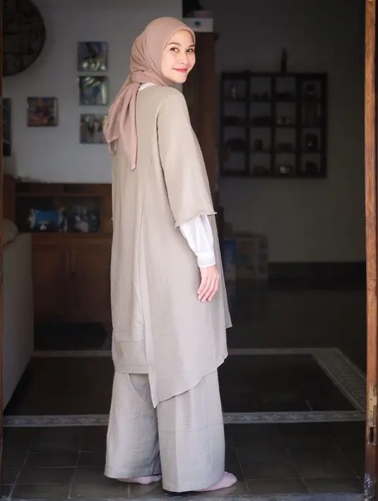 “Alhamdulillah hari ini kehamilan ku udah masuk 32 minggu (8bulan). Emang ga gampang nyimpen kabar bahagia gini 8 bulan pulaa, tapi ku punya bbrp alasan untuk ga langsung publish soal hamil ke-5,” tulis Zaskia, Kamis (28/5/2020). (Instagram/zaskiadymecca)