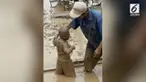 Seorang anak tak sengaja tercebur ke dalam petak sawah karena bapaknya sendiri.