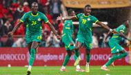 Gelandang Senegal #26, Pape Gueye (kiri), dan rekan-rekan setimnya merayakan kemenangan mereka di akhir pertandingan final Piala Afrika (CAN) 2025 antara Senegal dan Maroko di Stadion Pangeran Moulay Abdellah di Rabat, Senin (19-1-2026) dini hari WIB. (FRANCK FIFE/AFP)