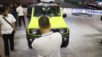 Sejumlah pengunjung terus mendatangi Suzuki Jimny untuk melihat lebih detail mobil tersebut. (Herdi Muhardi)