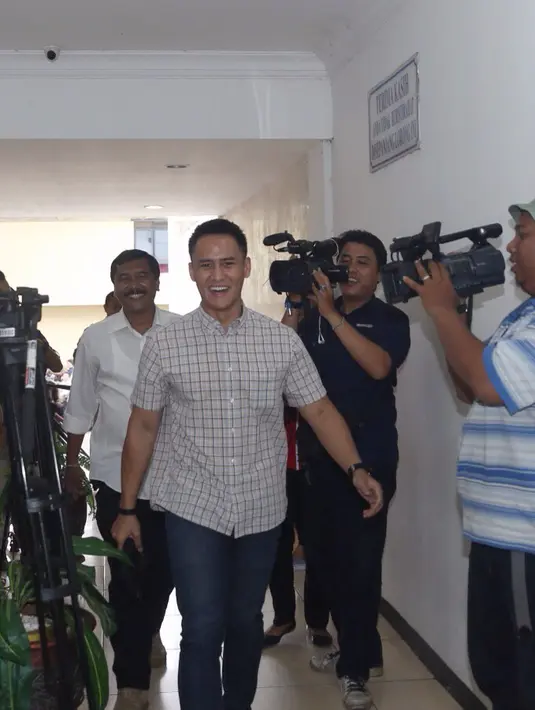 Mobil CRV yang dikendarainya dengan nomor polisi B827RFS telah dibobol oleh perampok di kawasan Mall Cilandak Town Square, Jakarta. (Andy Masela/Bintang.com)