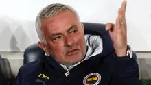 ,Pelatih Fenerbahce Jose Mourinho, memberi isyarat sebelum pertandingan perempat final Piala Turki antara Fenerbahce dan Galatasaray di Stadion Ulker, Istanbul, Rabu, 2 April 2025. (Foto Huseyin Yavuz/Dia via AP)