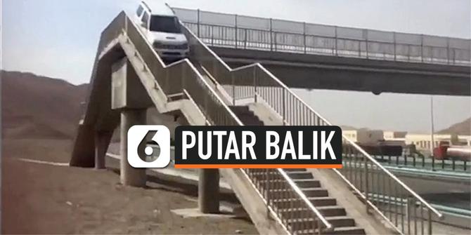 VIDEO: Mobil Terobos JPO Untuk Putar Balik di Jalan Tol