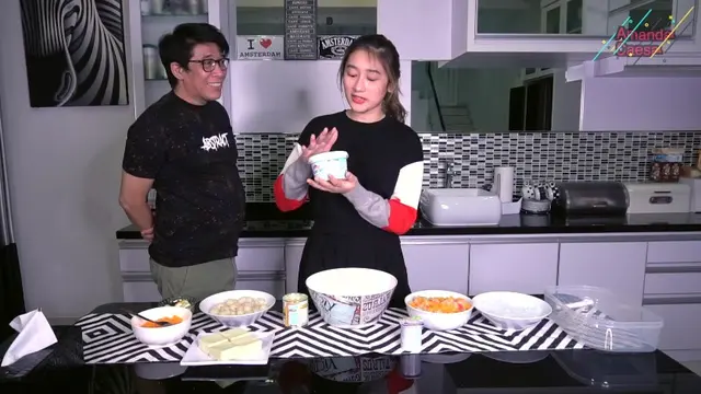 7 Momen Kompak Parto Patrio dan Amanda Caesa Bikin Salad Buah