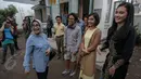 Mufidah Jusuf Kalla melihat lokasi syuting film 'Athirah' di Makassar, Minggu (7/6/2015). Riri Riza dan sejumlah pemain tampak berbincang dengan Mufidah Jusuf Kalla. (Liputan6.com/Faizal Fanani)